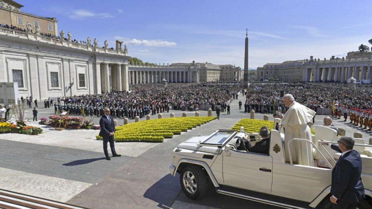 El papa Francisco recorrió la Plaza de San Pedro en un papamóvil descubierto, ante más de 100 mil fieles que se hicieron presentes para la tradicional bendición de Pascua
