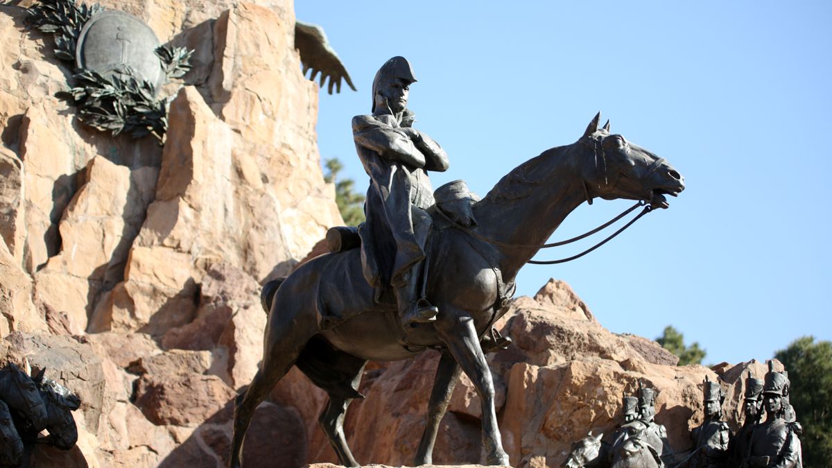 El Gran Capitán está en su caballo, que tiene las cuatro patas en el piso, símbolo de que el militar no murió en batalla. Foto: Fernando Martínez
