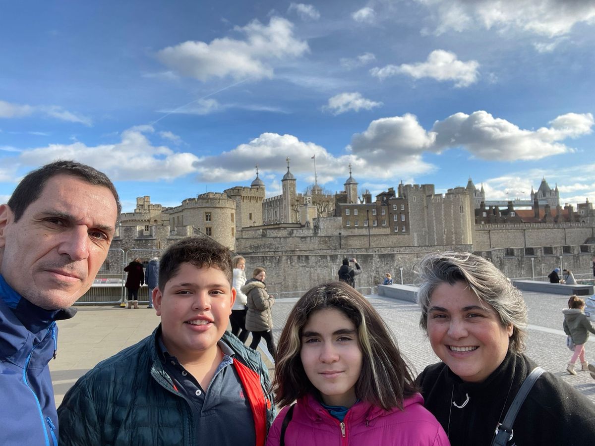 La familia de Alejandro Morales Ciancio: Gabriel, Julieta y Marcela Holgado, que también es médica.