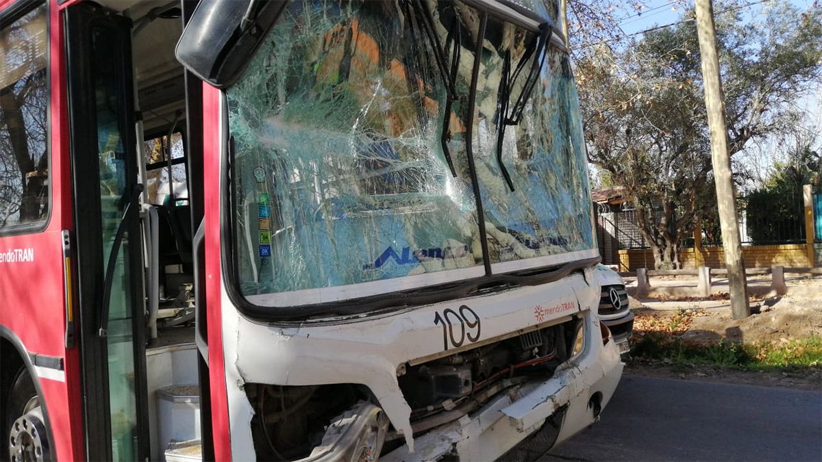 Dos micros chocaron en Guaymallén y hubo 29 personas heridas