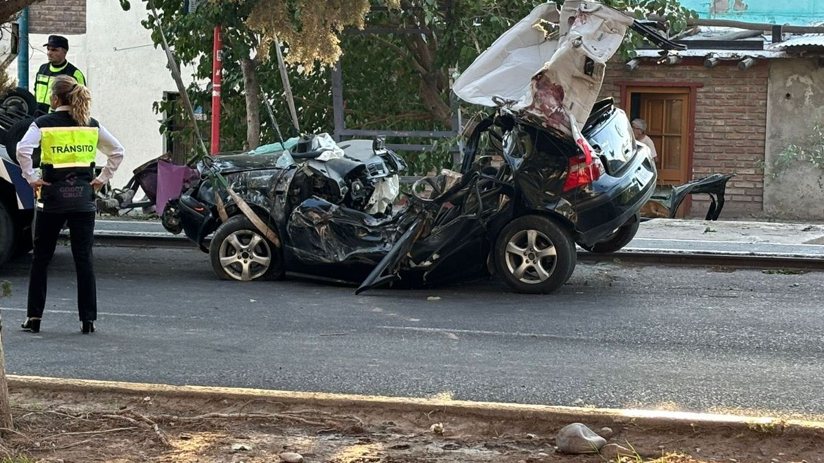 Así quedó el auto tras el accidente en Godoy Cruz. 