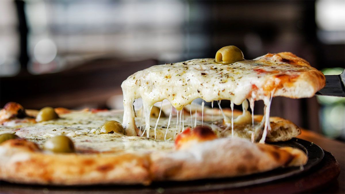 La pizza muzzarella queda muy rica con este chimichurri clásico