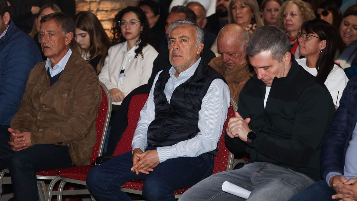 El gobernador Alfredo Cornejo criticó al radicalismo nacional y lo acusó de no adaptarse a los cambios políticos y sociales. El gobernador Alfredo Cornejo criticó al radicalismo nacional y lo acusó de no adaptarse a los cambios políticos y sociales.