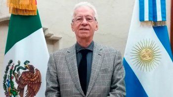 Acusan de abuso sexual al ex embajador de México que se fue del país por robar un libro