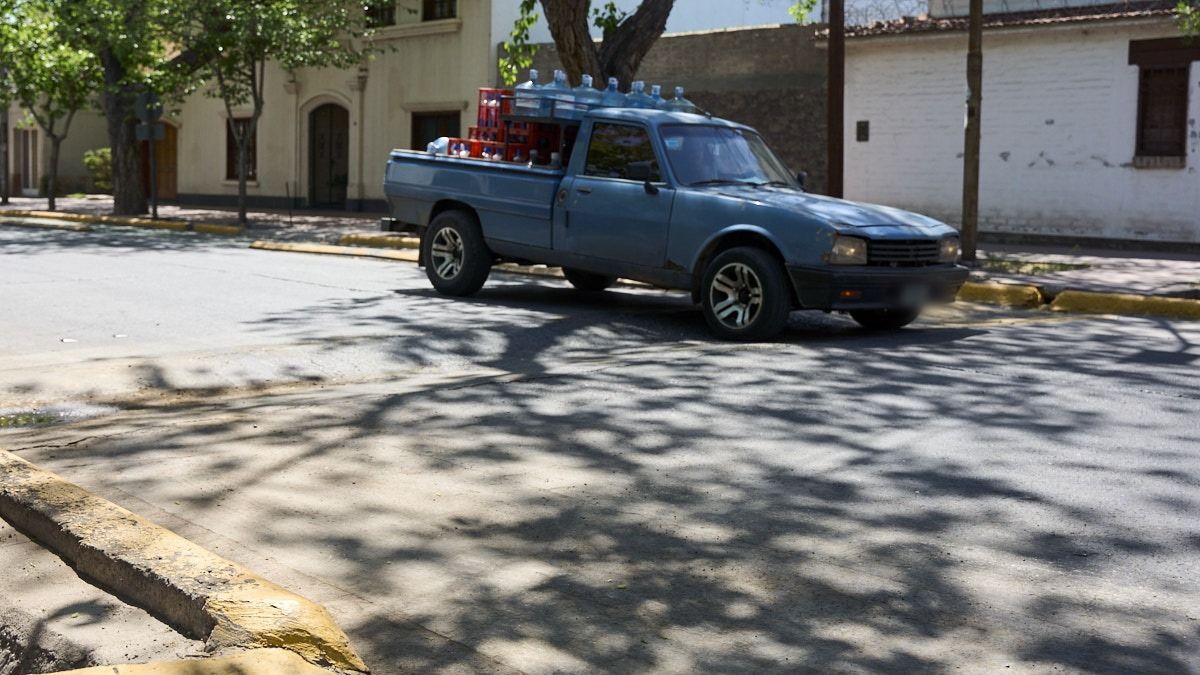 ¿Usted ve el baden? nosotros tampoco. El conductor de la camioneta lo vio e incluso el tren delantero de su vehículo de reparto quedó dentro de él. Se ubica en Martínez de Rozas y Manuel A. Sáez de la 5° sección y está absolutamente despintado. 