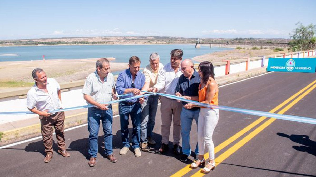 Corte de cintas. El gobernador Rodolfo Suarez y el vicegobernador Mario Abed encabezaron el acto de inauguración de obras en El Carrizal.