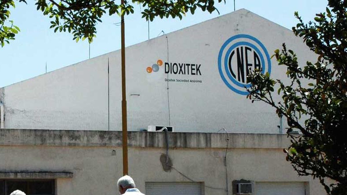 Dioxitek es una sociedad anónima de capital estatal (CNEA, Ministerio de Economía y con el 1% de Mendoza). Es la única instalación en el país capaz de purificar el uranio y transformarlo en dióxido de uranio. Dioxitek es una sociedad anónima de capital estatal (CNEA, Ministerio de Economía y con el 1% de Mendoza). Es la única instalación en el país capaz de purificar el uranio y transformarlo en dióxido de uranio.