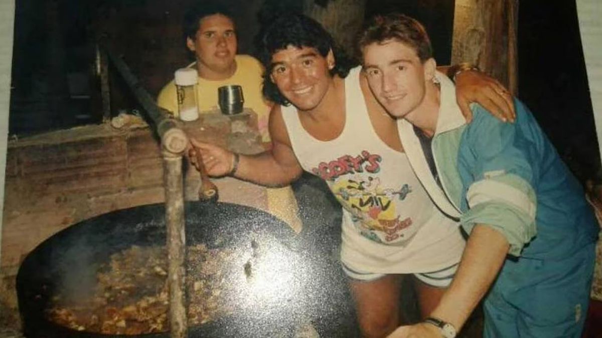 Lejos de la prensa y con amigos y vecinos. Así pasaba Maradona sus días en Marisol. Lejos de la prensa y con amigos y vecinos. Así pasaba Maradona sus días en Marisol.