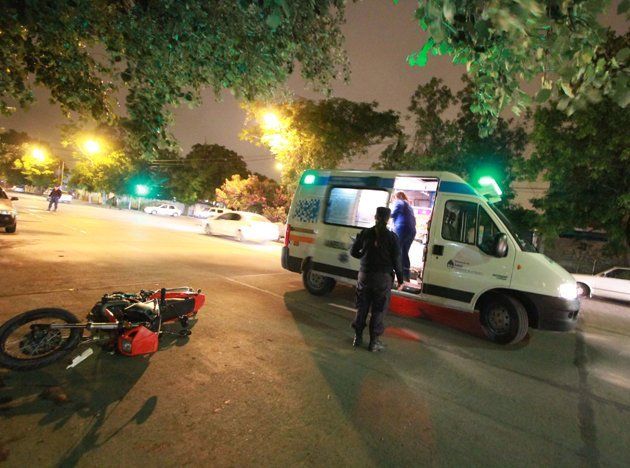 Un motociclista colisionó a una chica y ambos terminaron heridos
