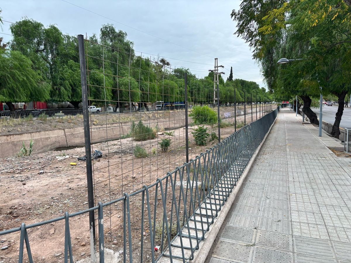 Decidieron cubrir con rejas un sector del canal Cacique Guaymallén para evitar más casas precarias. Foto: Matías Pascualetti&nbsp;