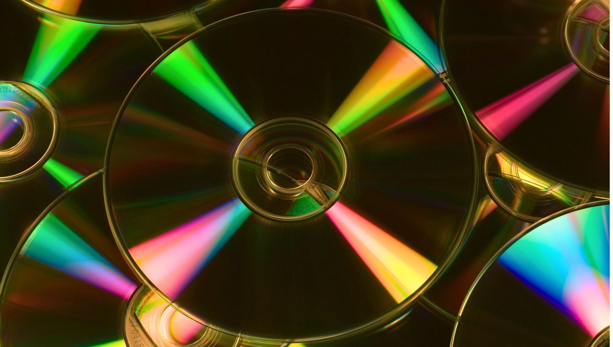 Chau a los adornos caros: cómo fabricar tu propio espejo con diseño de luna reciclando CDs viejos