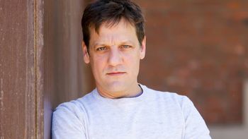 Rodrigo de la Serna protagoniza Okupas, una de las mejores series de la historia