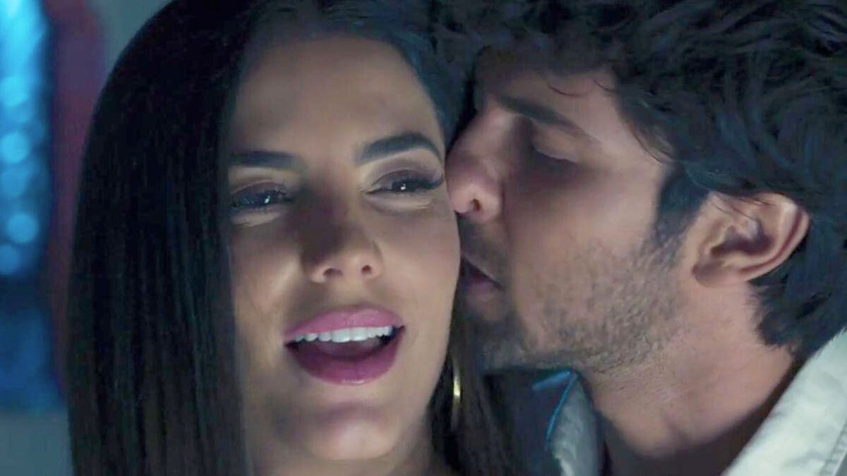 La serie de Netflix contiene escenas muy jugadas y subidas de tono.