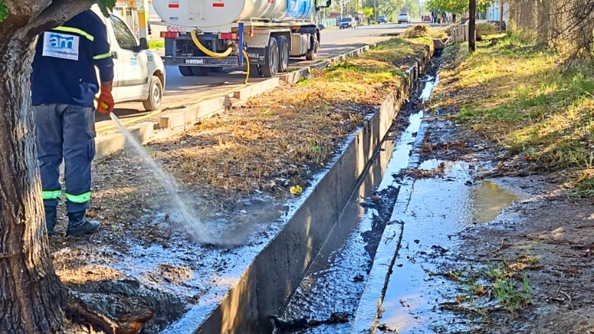 Un desborde cloacal en Guaymallén desató reclamos vecinales y la intervención de AYSAM