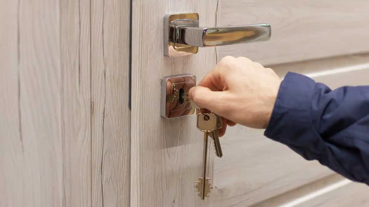 Cómo colocar las llaves en la cerradura para proteger tu casa por las noches Cómo colocar las llaves en la cerradura para proteger tu casa por las noches