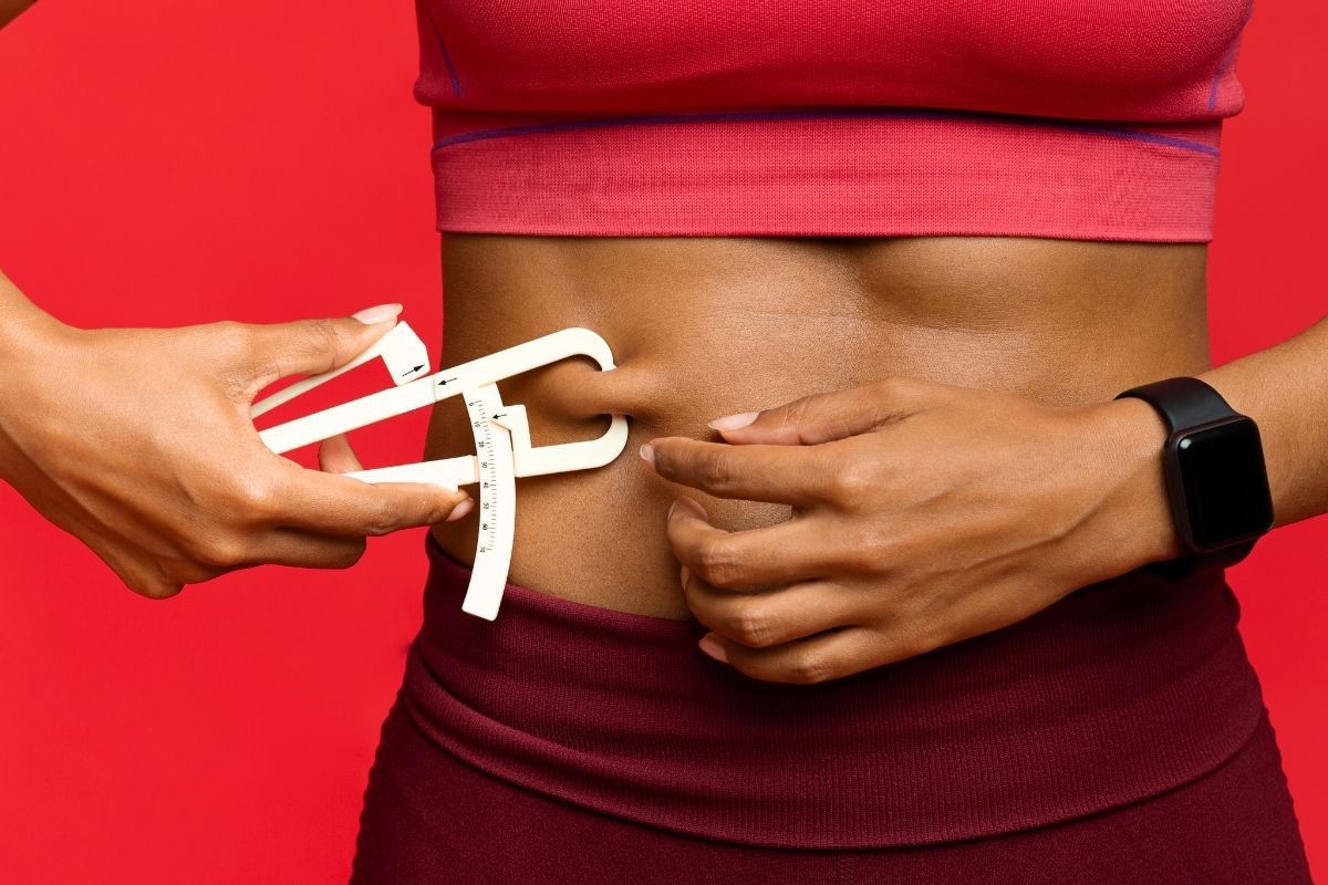 Los estrógenos se fabrican en los ovarios y en las glándulas suprarrenales y su nivel elevado puede aumentar la grasa corporal. Los estrógenos se fabrican en los ovarios y en las glándulas suprarrenales y su nivel elevado puede aumentar la grasa corporal.