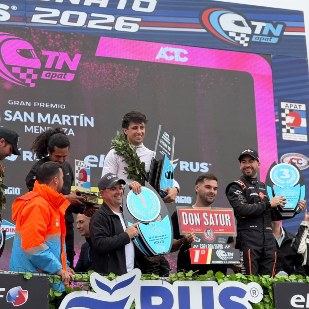 Podio Sanmartiniano. Javier Merlo en lo m&aacute;s alto, acompa&ntilde;ado de Mauricio Lambiris y Juli&aacute;n Santero.