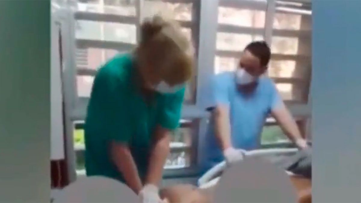 El video no tardó en viralizarse y las autoridades idenfiticaron a los enfermeros y méidcos involucrados.