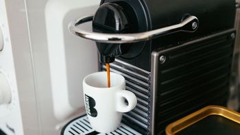 Cómo descalsificar una cafetera: el secreto para que dure años Cómo descalsificar una cafetera: el secreto para que dure años