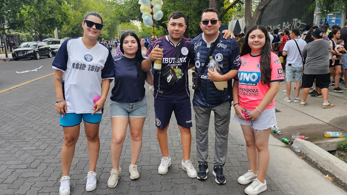 Nadie se quiso perder el debut de los azules (UNO/Nicolás Ríos) Nadie se quiso perder el debut de los azules (UNO/Nicolás Ríos)