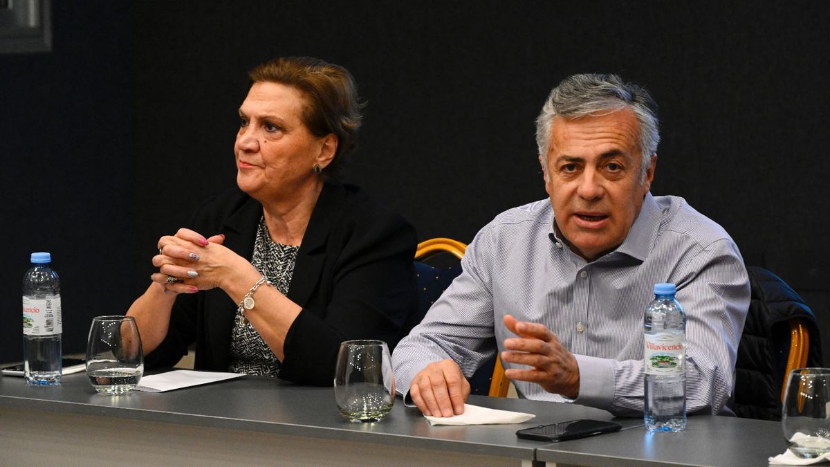 Gloria Magnaghi, titular de Aderpe, junto al candidato a gobernador de Cambia Mendoza, Alfredo Cornejo. Gloria Magnaghi, titular de Aderpe, junto al candidato a gobernador de Cambia Mendoza, Alfredo Cornejo.