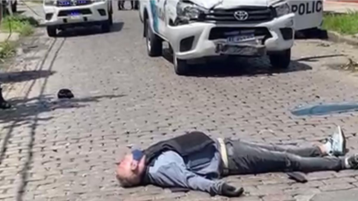 Uno de los asaltantes que se tiroteó con la policía quedó herido en medio de una calle, en Tres de Febrero, al momento de ser detenido