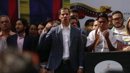 Juan Guaidó: Trataron de ponerme unas esposas y no lo permití