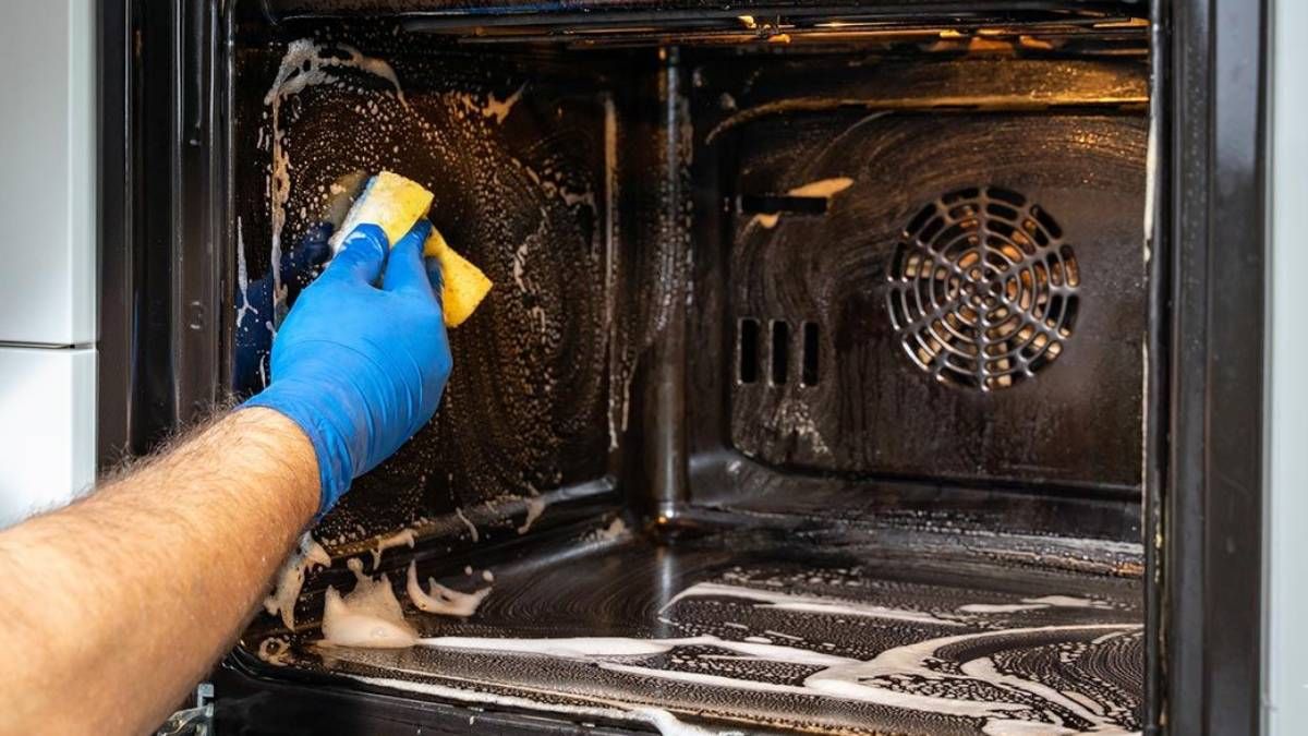 Truco de limpieza: elimina la grasa del horno eléctrico en pocos minutos y con solo 3 ingredientes Truco de limpieza: elimina la grasa del horno eléctrico en pocos minutos y con solo 3 ingredientes