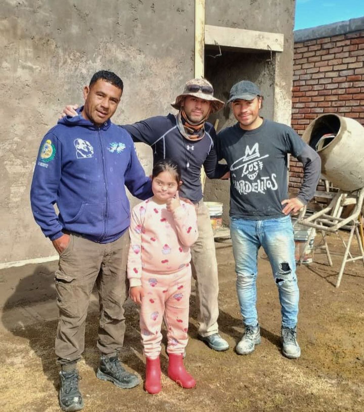 Analuz muestra su habitación, que fue edificada durante todo el año. Necesita una puerta poder cerrarla.