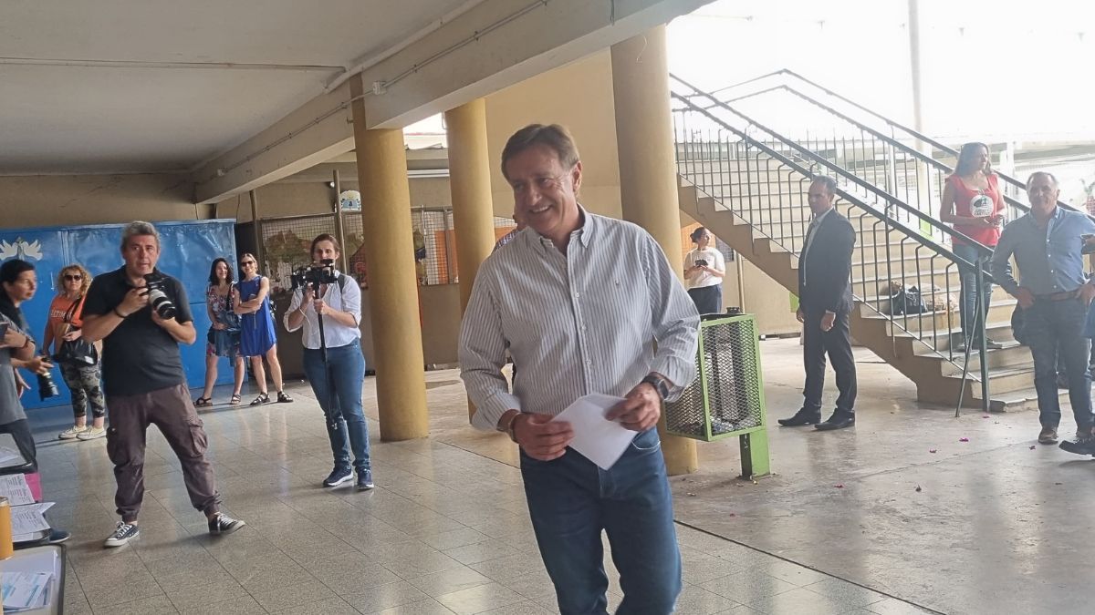 Suarez fue a votar esta mañana a la escuela Arístides Villanueva de Ciudad y contó que va a presentar un proyecto para eliminar las PASO nacionales, por la incertidumbre económica que generan