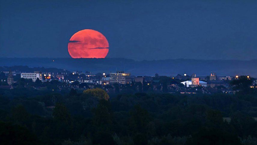 La Luna se teñirá de rojo en el cielo nocturno. La Luna se teñirá de rojo en el cielo nocturno. 