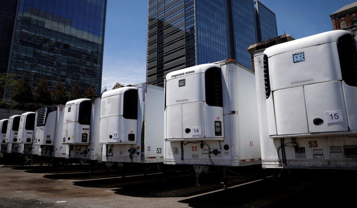 Varios camiones refrigerados permanecen en una playa de Nueva York