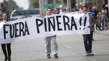 En medio del caos Piñera baja tarifas y el ministro de Economía pide perdón