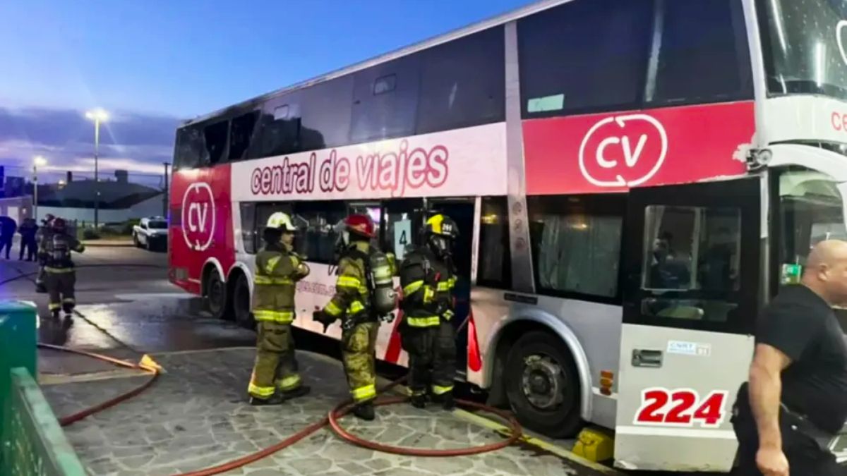 Hinchas del Deportivo Madryn que viajaban a ver la final de la Primera Nacional contra Gimnasia y Esgrima prendieron fuego un micro que fue retenido por problemas de documentación.