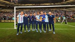 Scaloni y el cuerpo técnico con la Copa del Mundo