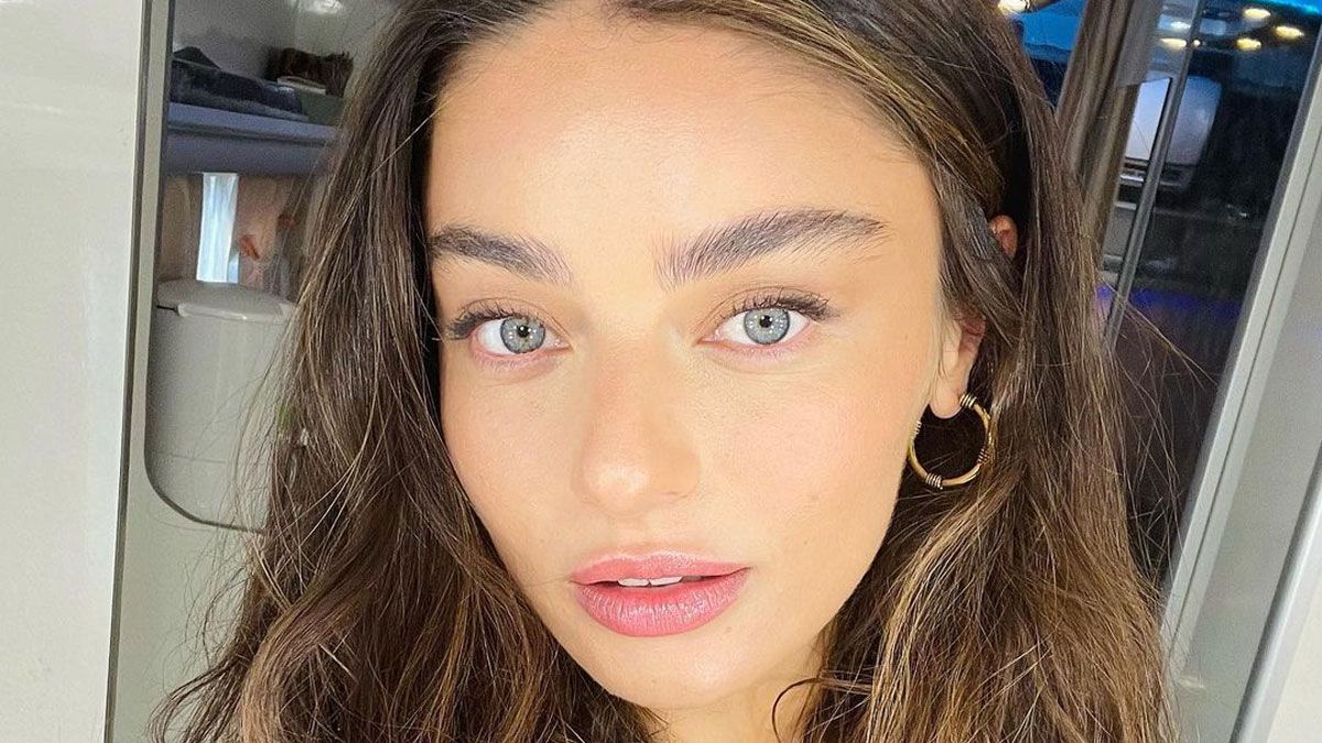 La actriz Ayça Aysin Turan interpreta a Sahra en la película de Netflix.