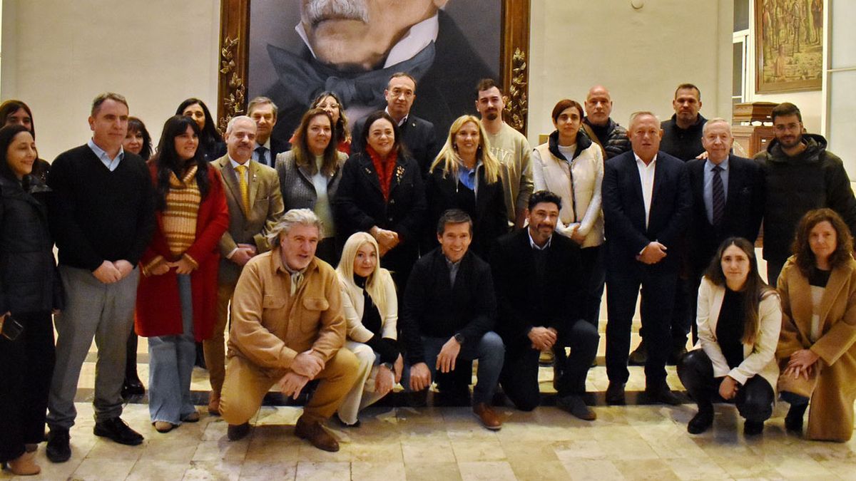 Autoridades de la UNCuyo con diputados y senadores de distintos partidos.