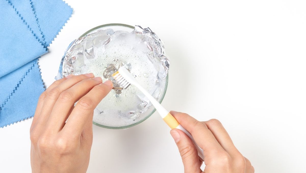 El papel de aluminio y el bicarbonato de sodio son ideales para limpiar las joyas de plata.&nbsp;