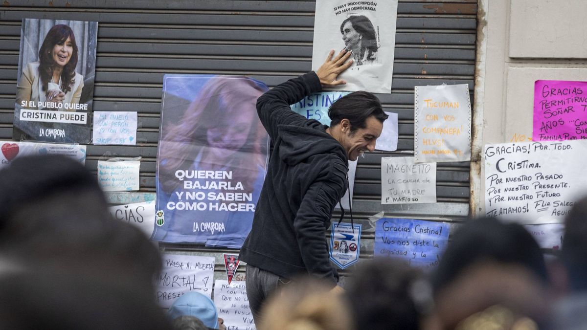 La militancia kirchnerista siguió con las muestras de afecto a Cristina. La marcha