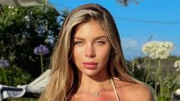 Romina Malaspina se suma a la bikini ultra colaless en color empolvado y paraliza la primavera