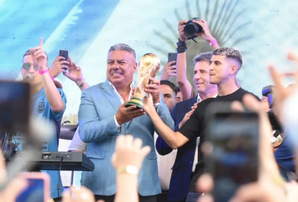 Tapia y Palacos con la Copa del Mundo en el Parque de Mayo