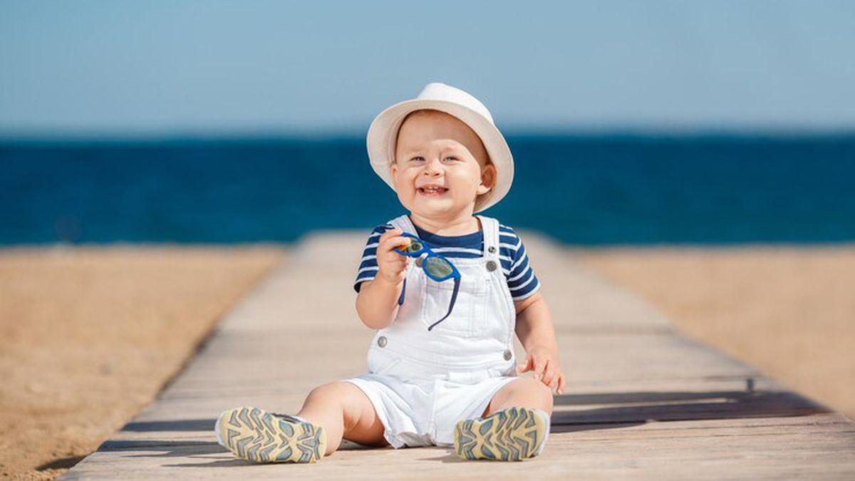 Lentes, sombrero, ropa liviana, algunas de las maneras de cuidar un bebé en la playa, en caso de llevarlo. Y mantenerlo siempre a la sombra. Lentes, sombrero, ropa liviana, algunas de las maneras de cuidar un bebé en la playa, en caso de llevarlo. Y mantenerlo siempre a la sombra.
