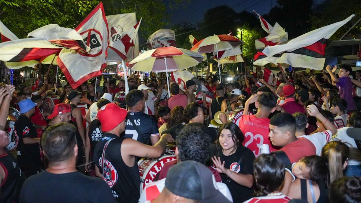Cientos de hinchas de River se hicieron presentes para apoyar al plantel.