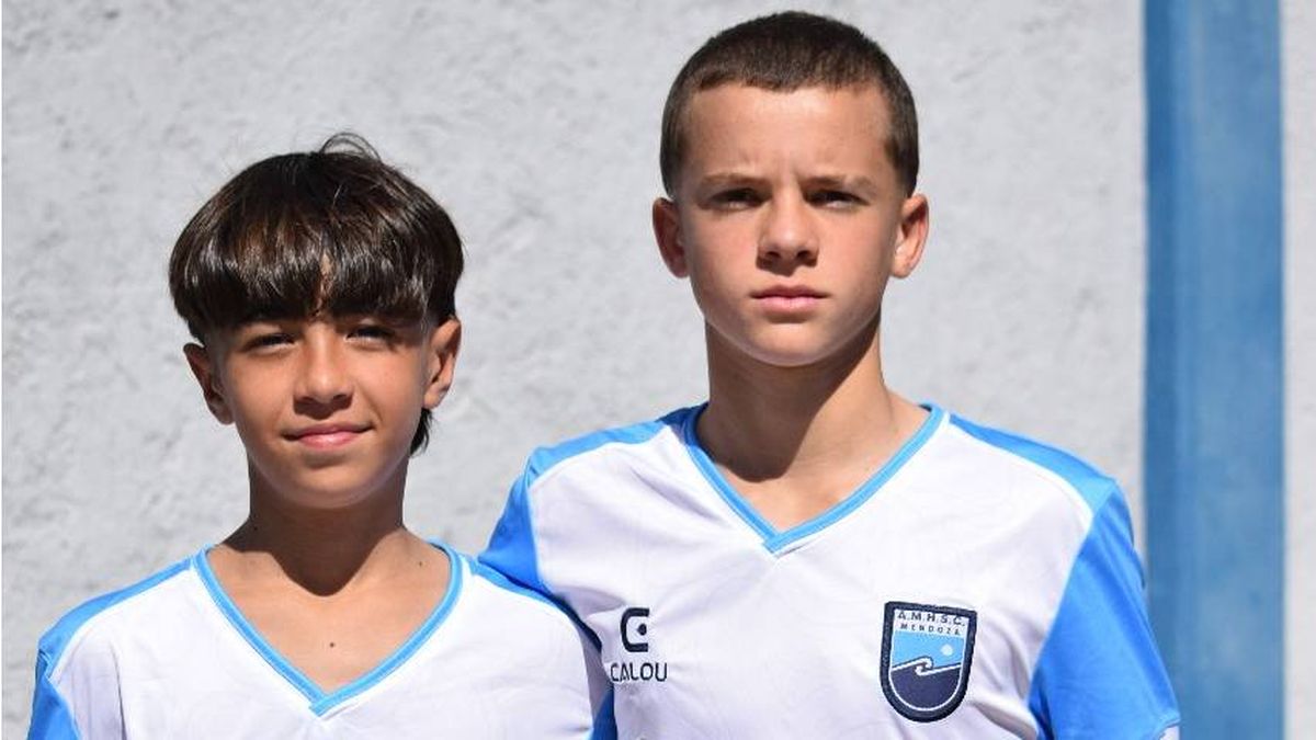 Jano, el día del regreso a la cancha, junto a uno de sus compañeros de equipo, Mateo Catracchia, que también pasó un proceso de enfermedad y salió adelante. Dos luchadores. Jano, el día del regreso a la cancha, junto a uno de sus compañeros de equipo, Mateo Catracchia, que también pasó un proceso de enfermedad y salió adelante. Dos luchadores.