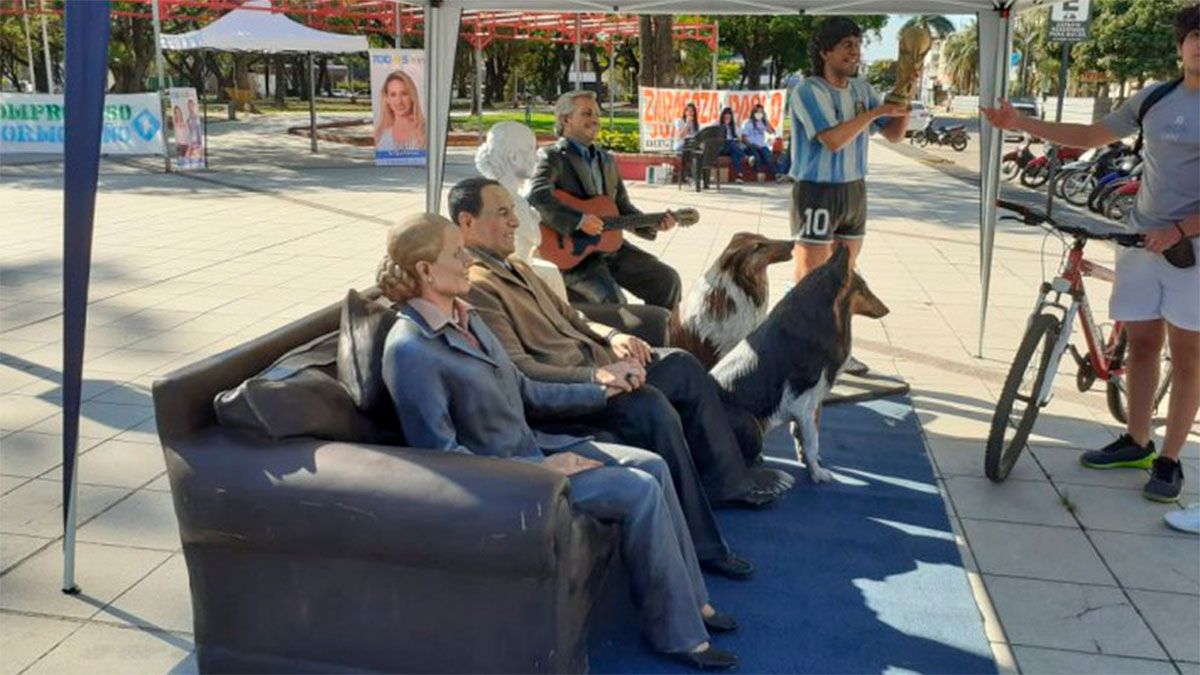 Estatuas de Alberto Fernández y sus perros fueron instaladas en una plaza