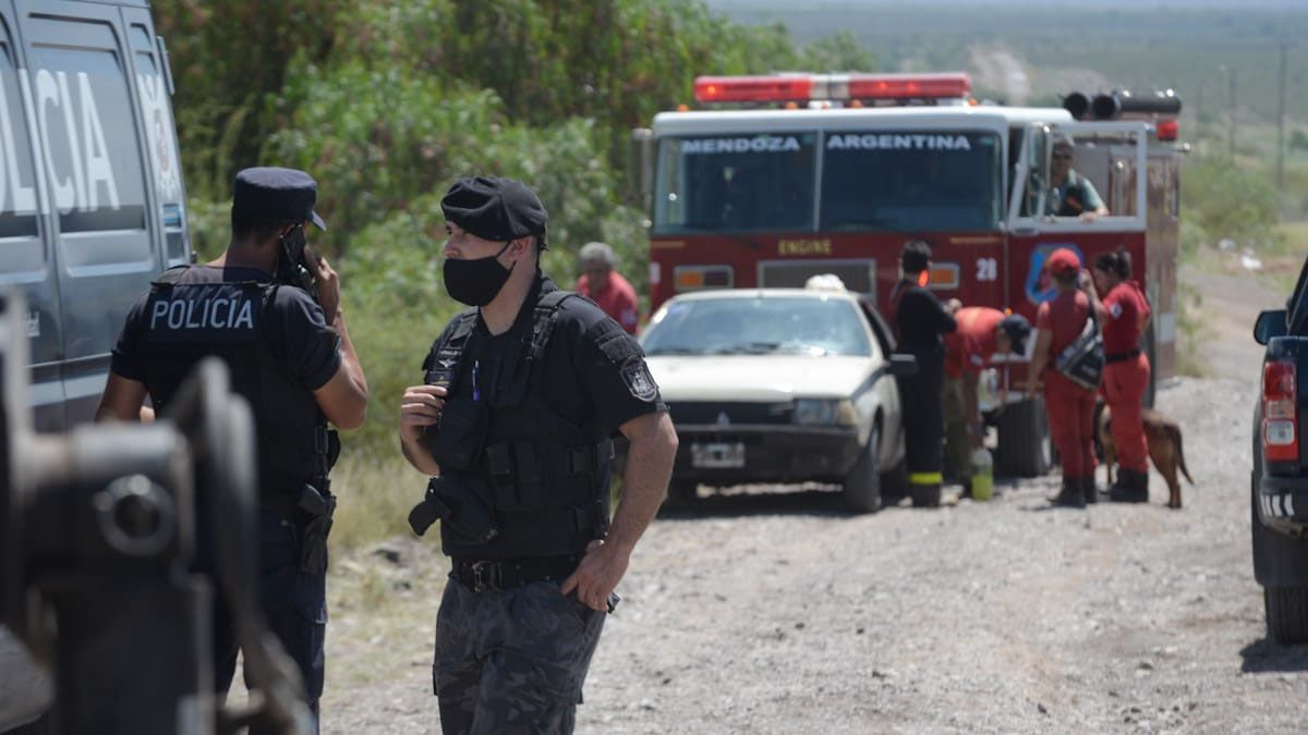 Así buscan a Luis Alberto Parra en el cauce de agua en El Challao