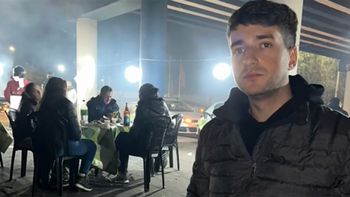 Invitó a su novia a comer chori debajo del puente y lo desairó: 