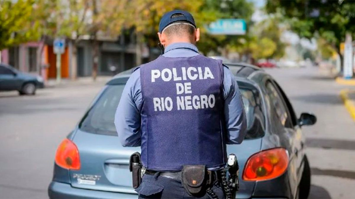Los efectivos policiales emprendieron la persecución para detener a la conductora del vehículo.