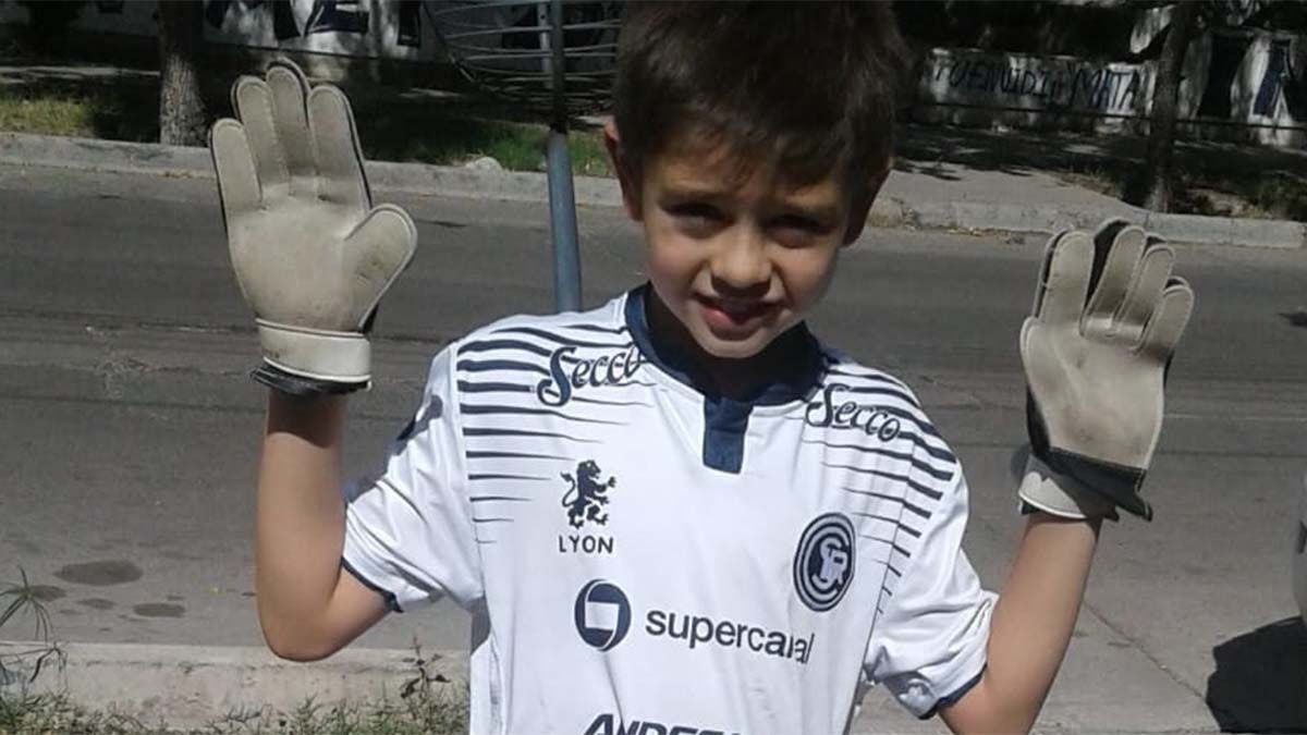 Thiago Guzmán juega de arquero en Independiente Rivadavia y sueña con ser como el Dibu Martínez.