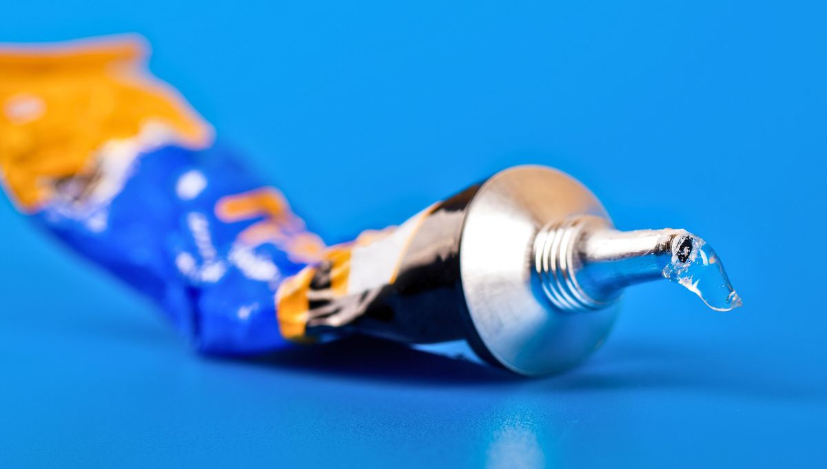 Lo ideal es usar ropa vieja cuando vas a realizar manualidades o proyectos con pegamento. Lo ideal es usar ropa vieja cuando vas a realizar manualidades o proyectos con pegamento. 